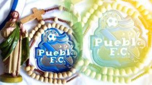 Aficionados del Puebla rezan a todos los santos para que gane