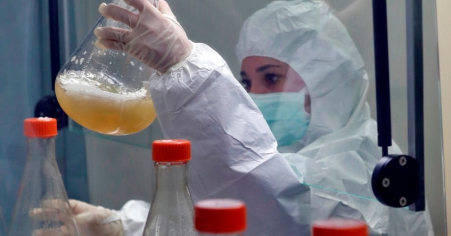 Un trabajador en un laboratorio contin&uacute;a con la elaboraci&oacute;n de los candidatos vacunales cubanos en La Habana, Cuba.