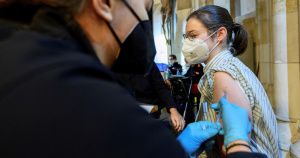 Sin medidas urgentes, Europa tendr&aacute; 500 mil muertes por covid para marzo del 2022: OMS