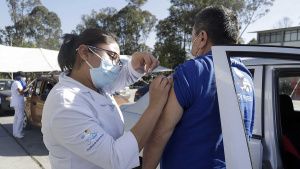 Vacunaci&oacute;n no se detendr&aacute; durante las fiestas decembrinas en Puebla: Salud