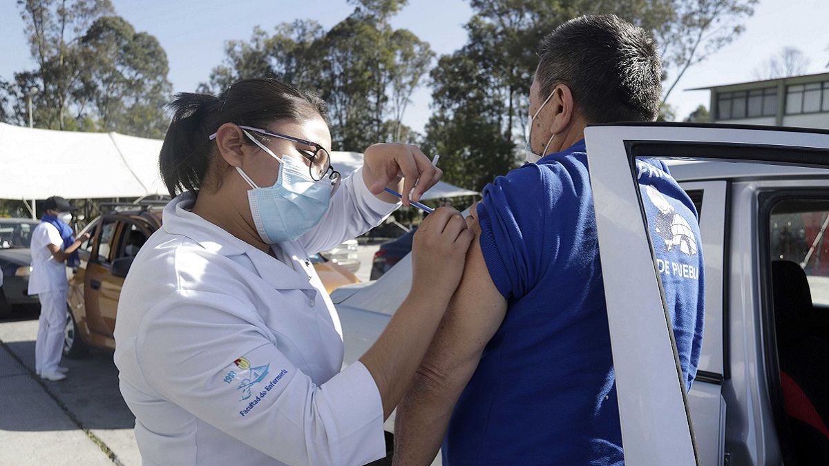 Vacunación no se detendrá durante las fiestas decembrinas en Puebla: Salud