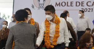 El alcalde de Puebla y la rectora de la BUAP en el Festival del Mole de Caderas.
