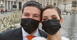 Tunden en redes a Samuel Garc&iacute;a y Mariana Rodr&iacute;guez por acudir a audiencia con el Papa