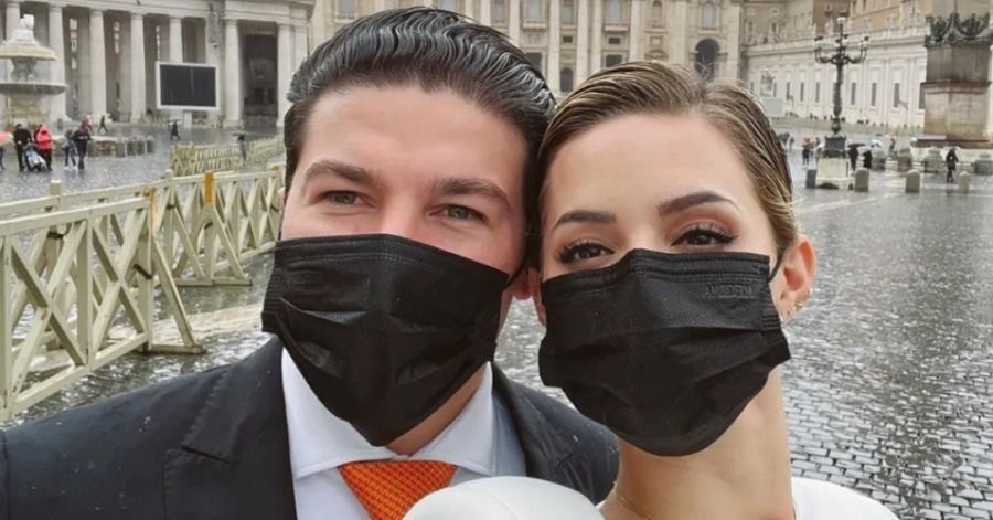 Tunden en redes a Samuel Garc&iacute;a y Mariana Rodr&iacute;guez por acudir a audiencia con el Papa