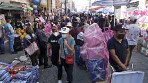 Ambulantes invaden el centro de Puebla por el Día de Reyes