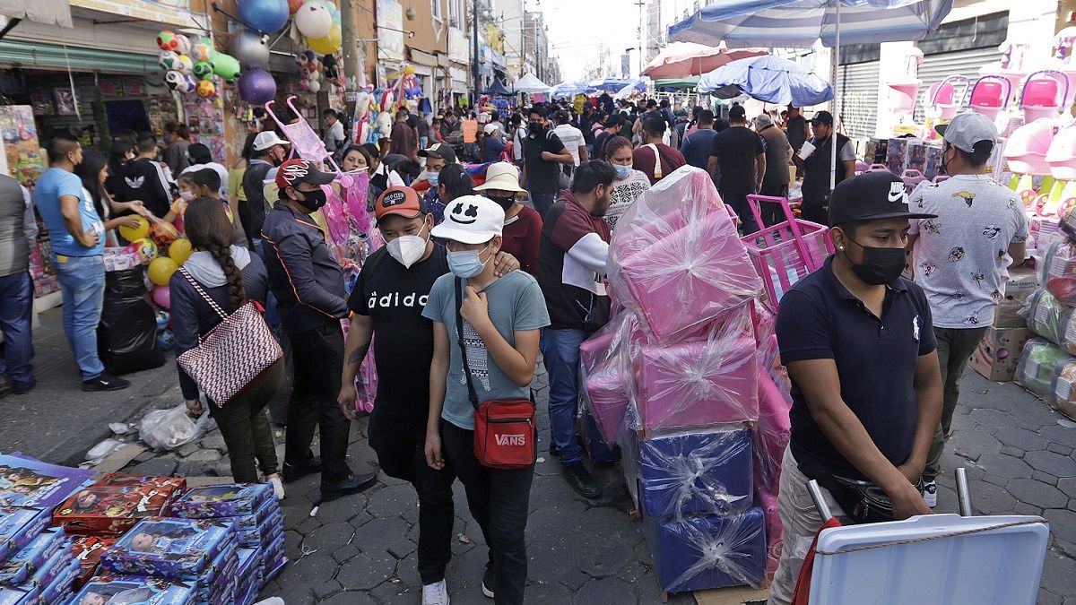 Ambulantes invaden el centro de Puebla por el D&iacute;a de Reyes