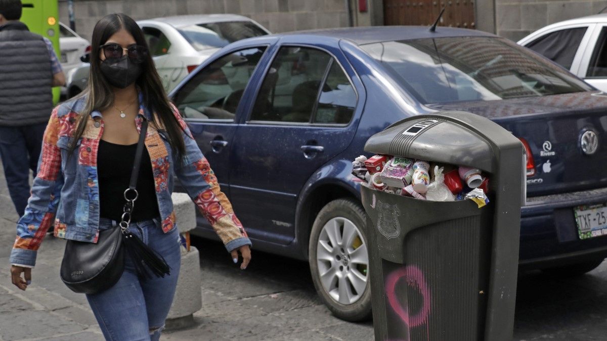 Cuatro de 10 botes de basura de Puebla capital están en mal estado.