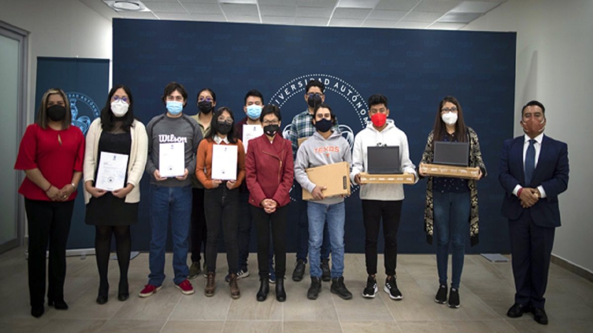 Entrega BUAP mil 683 equipos de c&oacute;mputo y 160 becas de participaci&oacute;n social