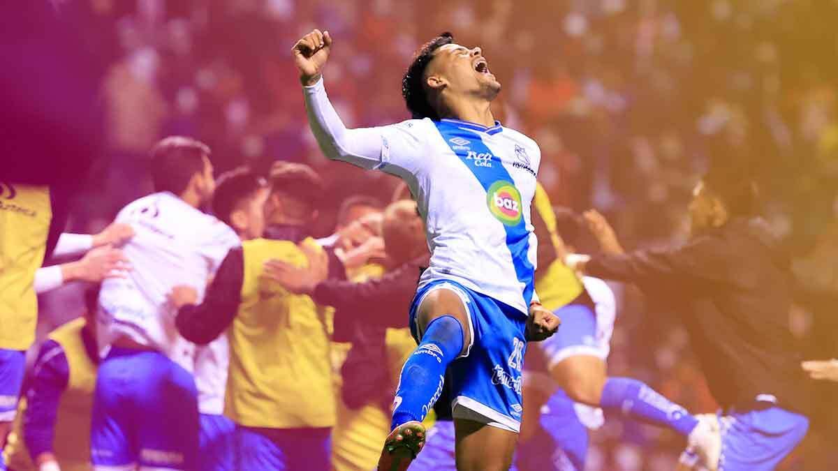 La afici&oacute;n "estalla" con el pase a cuartos de final: Puebla derrota a Chivas