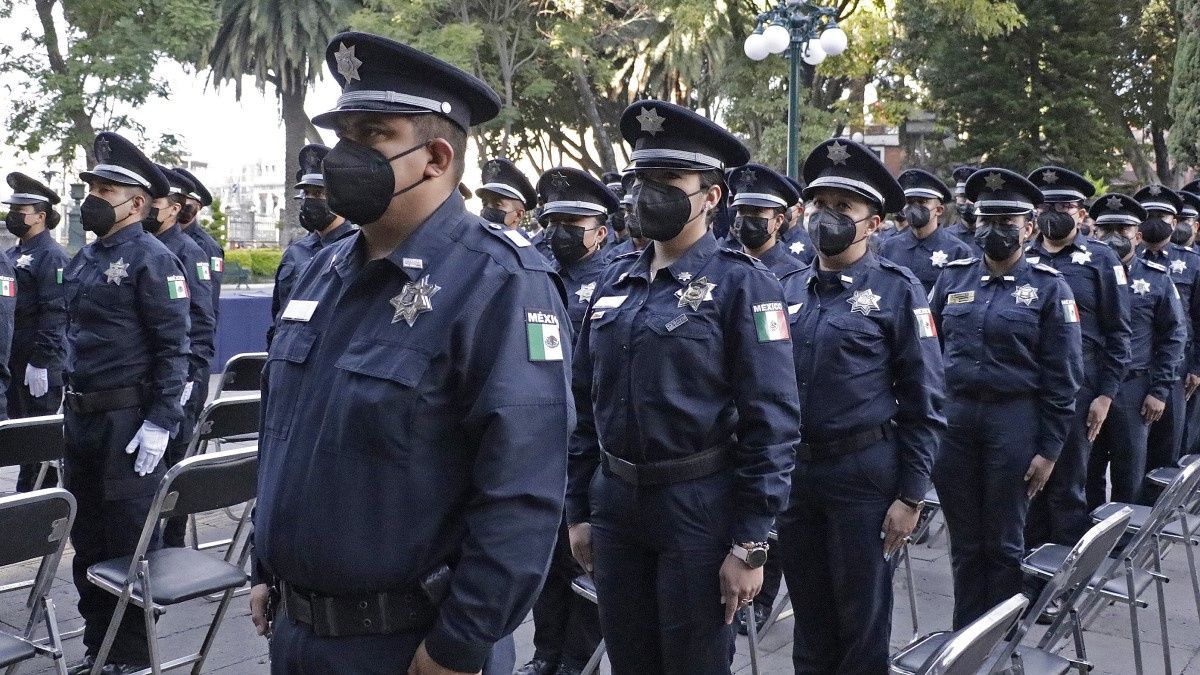 Eduardo Rivera toma protesta a 32 nuevos polic&iacute;as municipales de Puebla; prev&eacute; sumar 700 elementos m&aacute;s