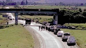 Habitantes de Acaxochitl&aacute;n toman la pista Tlaxco-Tejocotal