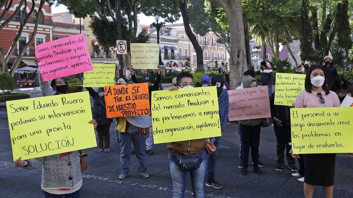 Comerciantes del Mercado Amalucan se manifiestan para exigir su remodelaci&oacute;n