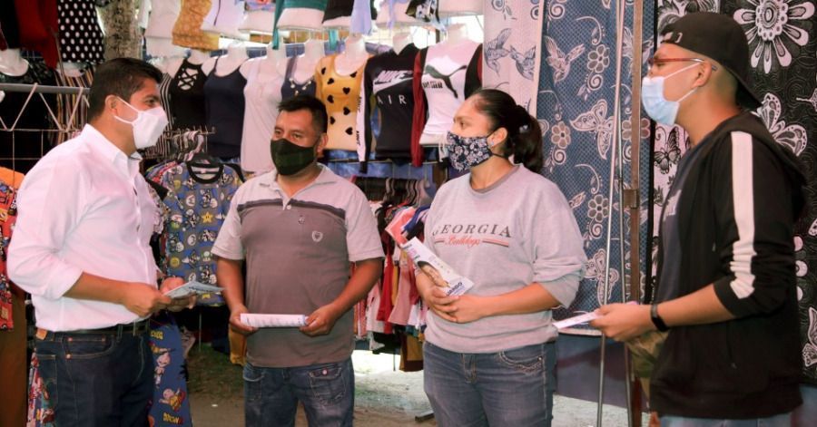 Eduardo Rivera, candidato por la alcald&iacute;a de Puebla prometi&oacute; dialogar con los comerciantes de Mercado Amalucan sobre las obras de remodelaci&oacute;n.
