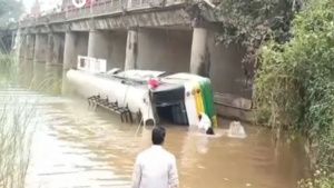 Autobús cae a un río en Indonesia; reportan 9 muertos