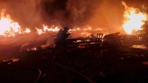 FOTOS: Incendio consume fábrica de tarimas en Chachapa