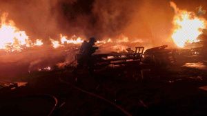 FOTOS: Incendio consume f&aacute;brica de tarimas en Chachapa