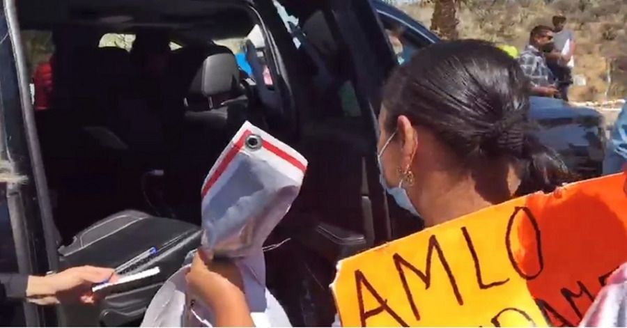 En Zacatecas, dos mujeres abordan la camioneta de AMLO; le pidieron ayuda para encontrar a sus familiares desaparecidos