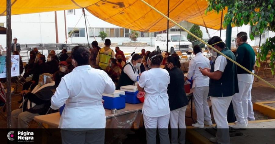 Con 4 horas de demora, inicia la vacunaci&oacute;n de adultos mayores en Tehuac&aacute;n