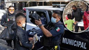 &iexcl;Qu&eacute; lindo! Polic&iacute;as municipales regalan juguetes a ni&ntilde;os en el Mercado El Parral