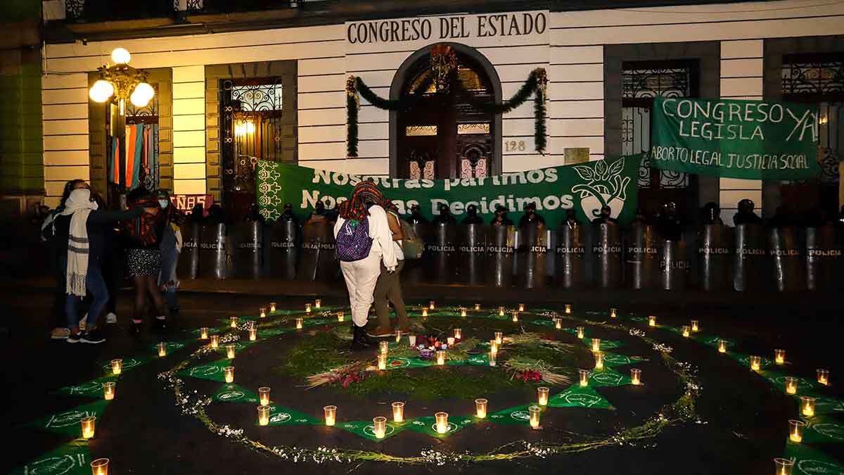 Feministas protestan frente al Congreso de Puebla para exigir la despenalizaci&oacute;n del aborto