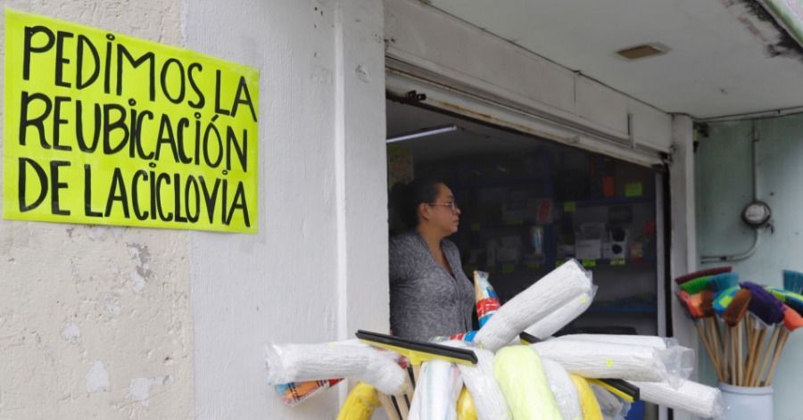 Las cartulinas que rechazan la ciclov&iacute;a siguen en las fachadas de locales y vecinos.