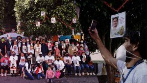Voz de los Desaparecidos coloca &quot;Árbol de la Esperanza&quot; en el Zócalo de Puebla