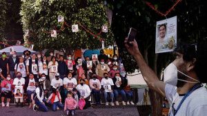 Voz de los Desaparecidos coloca "&Aacute;rbol de la Esperanza" en el Z&oacute;calo de Puebla