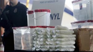 Detienen a camionero con cargamento de fentanilo y metanfetamina en California