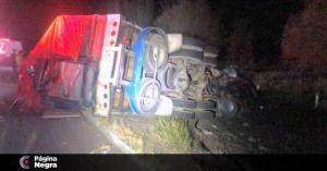 Tractocami&oacute;n choca con autob&uacute;s y vuelca en la autopista M&eacute;xico-Puebla.
