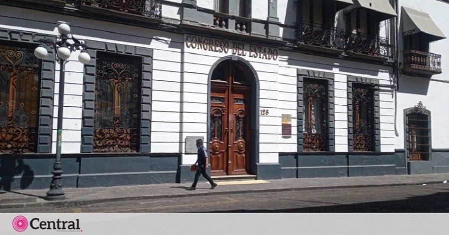 Colectivos feministas y trans levantan plant&oacute;n frente al Congreso de Puebla