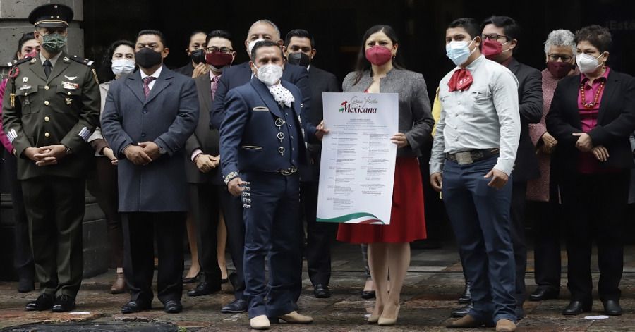 Claudia Rivera entrega bando solemne a presidentes de juntas auxiliares.