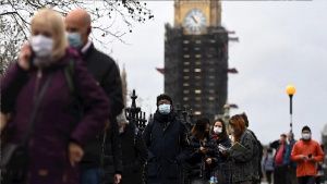 Confirma primer ministro brit&aacute;nico la primera muerte por variante &Oacute;micron
