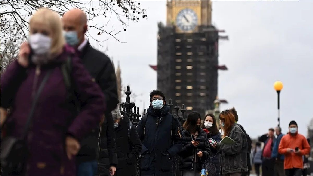 Confirma primer ministro brit&aacute;nico la primera muerte por variante &Oacute;micron