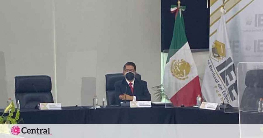 Llora consejero del IEE Puebla en la sesi&oacute;n para despedirse de su cargo