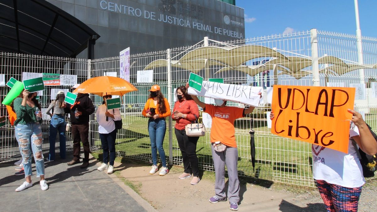 Estudiantes de la UDLAP realizan plant&oacute;n en el TSJ del Estado para exigir la devoluci&oacute;n del campus