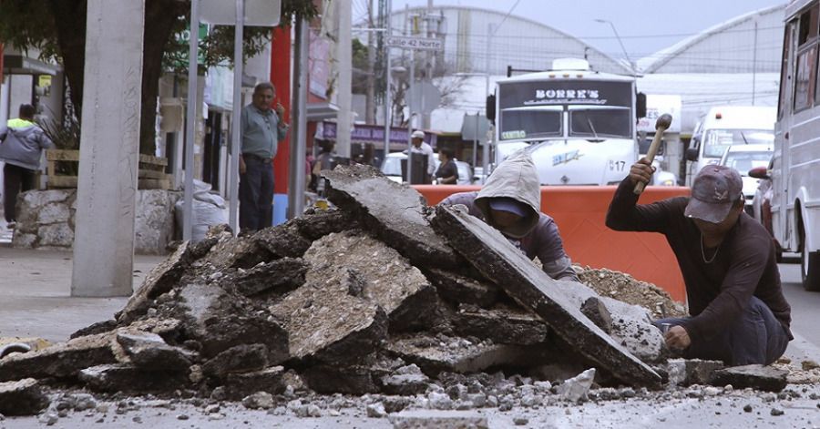 Las obras en bulevar Xonaca as&iacute; como la pavimentaci&oacute;n de la calle 8 oriente siguen inconclusas.