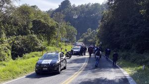 Pobladores de Xiutetelco bloquean carretera para exigir delimitaci&oacute;n territorial con Teziutl&aacute;n