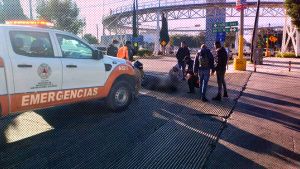Ciclista es proyectada por auto en Hermanos Serd&aacute;n y resulta con golpes