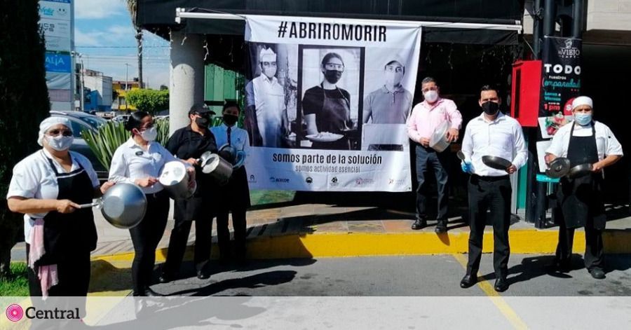 Con la campaña #AbrirOMorir, restauranteros y empresarios de Puebla salieron a las calles para exigir su reapertura