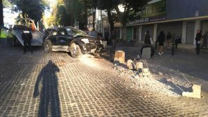 Camioneta choca, vuelca e impacta a otro automóvil en la avenida Juárez