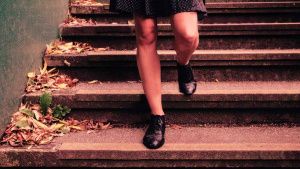 Mujer resulta lesionada al caer de unas escaleras en Puebla