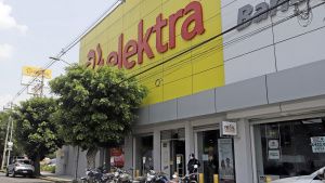 Sujetos asaltan tienda Elektra en Puebla; los detienen tras persecución