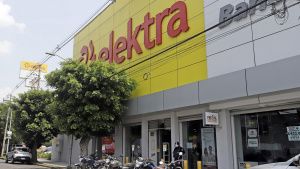 Sujetos asaltan tienda Elektra en Puebla; los detienen tras persecuci&oacute;n