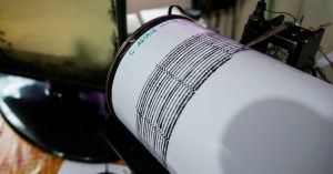 Un sismógrafo mide la magnitud de un temblor.