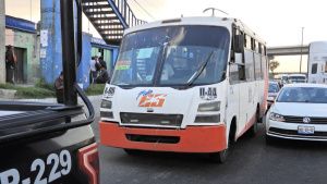 &iquest;Cu&aacute;ntos m&aacute;s? Armados, abordan y atracan a usuarios de ruta 65 en VW