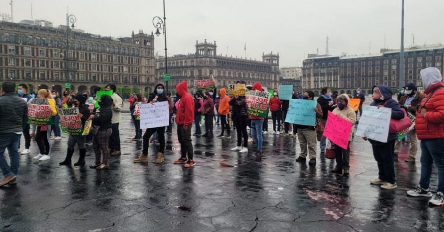 Locatarios protestan frente a Palacio Nacional y exigen reanudar obras en Mercado Amalucan.