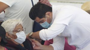 Habilitan servicio de transporte para jornada de refuerzo anticovid a adultos mayores en el Centro Expositor