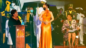 &iexcl;Eso, mam*na! Nombran a Rihanna &ldquo;hero&iacute;na nacional&rdquo; en Barbados