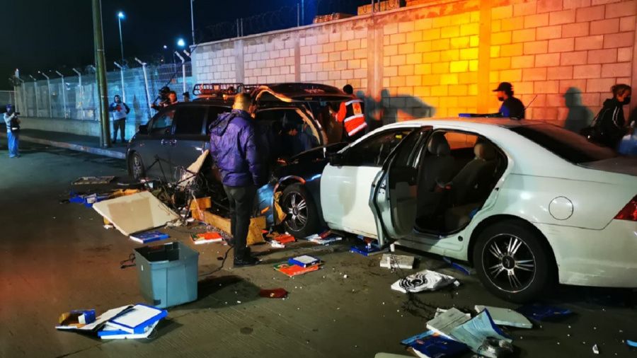 Conductora pierde el control de su auto y atropella a dos comerciantes en Tijuana