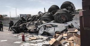 Tractocami&oacute;n aplasta Jetta en carretera de Quer&eacute;taro; hay un muerto